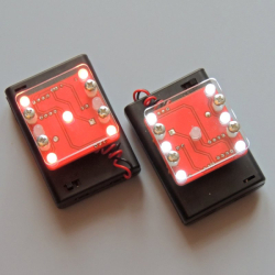 Elektronická hrací kostka s vibrací červené či bílé LED